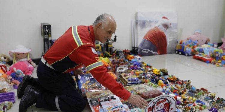 Bomberos Municipales se organizan para entregar regalos a niños