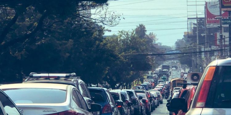 Bomberos se quejan por el fuerte congestionamiento vehicular en las calzadas Roosevelt y San Juan