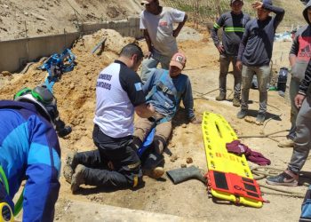 Bomberos Voluntarios rescatan a un obrero que cayó al fondo de un pozo en Santa Catarina Pinula