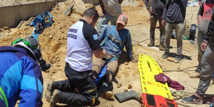 Bomberos Voluntarios rescatan a un obrero que cayó al fondo de un pozo en Santa Catarina Pinula