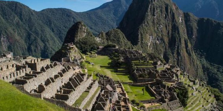 Bomberos y otras brigadas combaten feroz incendio que amenaza a Machu Picchu