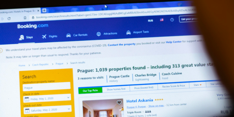 Booking.com despide a casi 3.000 trabajadores de atención al cliente a través de un videomensaje