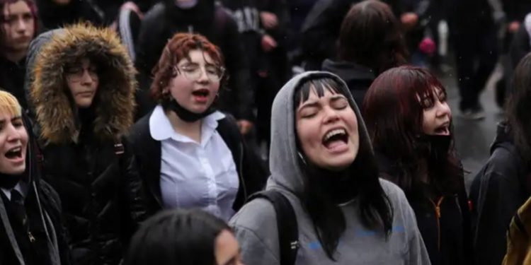 Boric anuncia condonación de la deuda universitaria en Chile