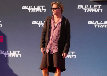 Brad Pitt luce una falda en la alfombra roja.