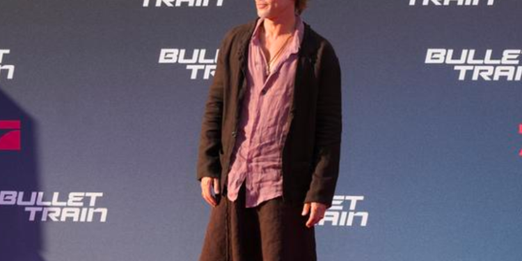 Brad Pitt luce una falda en la alfombra roja.