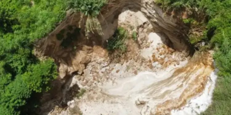 Brigadas de Covial y Villa Nueva trabajan en la supervisión de colapso en kilómetro 14.8