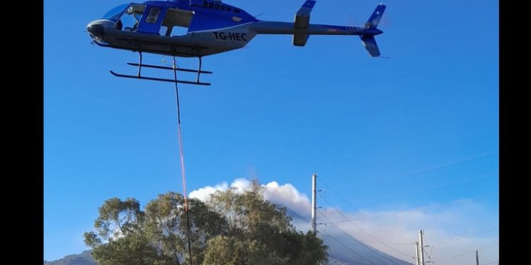 Brigadistas inician operación contra intenso incendio en el Volcán de Agua desde tempranas horas