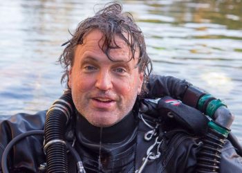 Buceador estadounidense que batió récords muere durante una inmersión exploratoria en una cueva