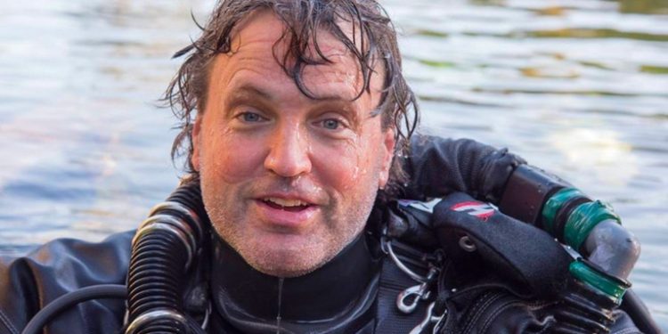 Buceador estadounidense que batió récords muere durante una inmersión exploratoria en una cueva