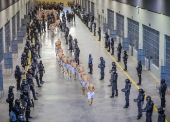 Bukele anuncia el traslado de otros 2.000 presuntos pandilleros a la megacárcel de El Salvador