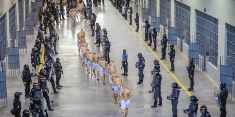 Bukele anuncia el traslado de otros 2.000 presuntos pandilleros a la megacárcel de El Salvador