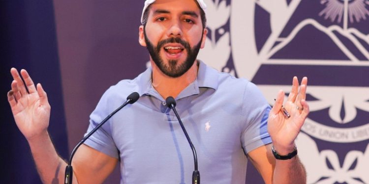 Bukele celebra las 'vacas gordas' del bitcóin con la opacidad intacta