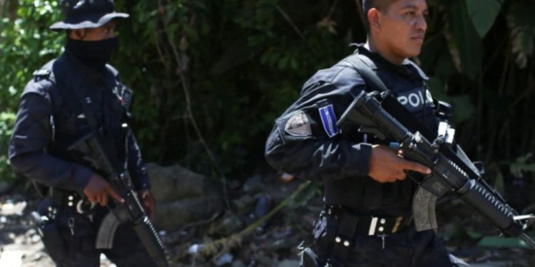 Bukele decreta duelo de tres dí­as por muerte de tres policí­as en el salvador
