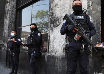 Bukele llama a remover jueces cómplices del crimen organizado