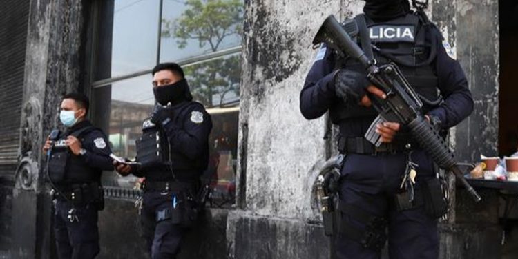 Bukele llama a remover jueces cómplices del crimen organizado