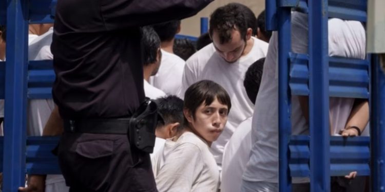 Bukele pide extender el estado de excepción para combatir a las pandillas