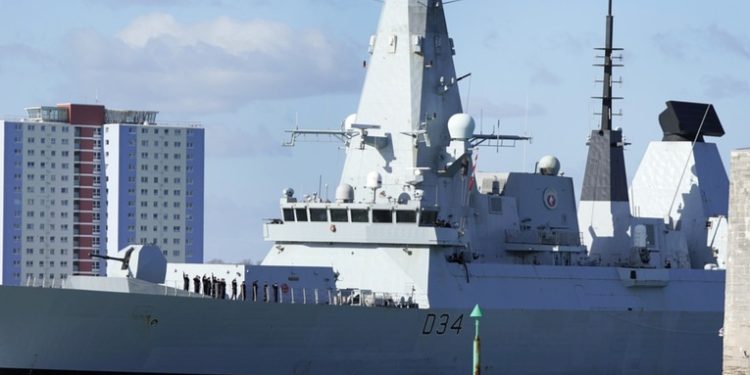 Buque de guerra británico derriba presunto dron de ataque en el mar Rojo