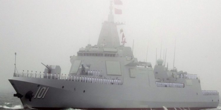 Buques chinos acompañados por destructor de misiles guiados navegan en el Pací­fico