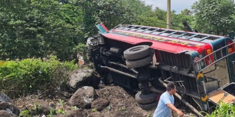 Bus protagoniza nuevo accidente de tránsito