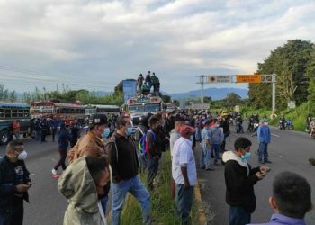 Buses extraurbanos bloquean tránsito en Carretera a El Salvador