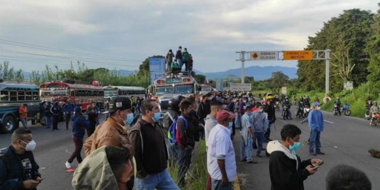 Buses extraurbanos bloquean tránsito en Carretera a El Salvador