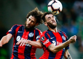 Cabezazos en el fútbol esconden este peligro, según científicos