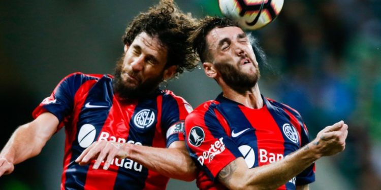 Cabezazos en el fútbol esconden este peligro, según científicos