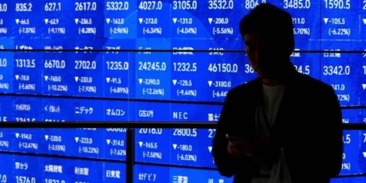 Caen bolsas en Asia y Europa por temor a recesión global tras aranceles de EE.UU.