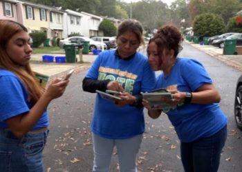 Campañas puerta a puerta buscan el voto latino en Georgia hasta el último minuto.