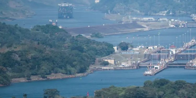 Canal de Panamá espera normalizar tránsito de buques en 2025