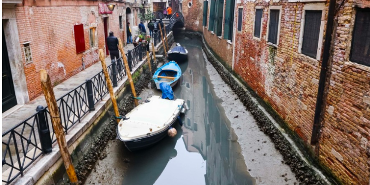 Canales de Venecia casi secos por inusuales y prolongadas mareas bajas