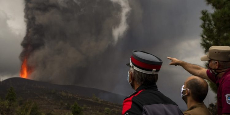 Cancelan todos los vuelos a La Palma por la erupción del volcán Cumbre Vieja