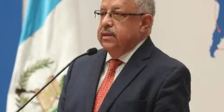 Canciller Carlos Ramiro Martínez se prepara para responder preguntas en interpelación en el Congreso