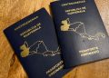 Canciller confirma escasez de cartillas para pasaportes y anuncia nueva licitación