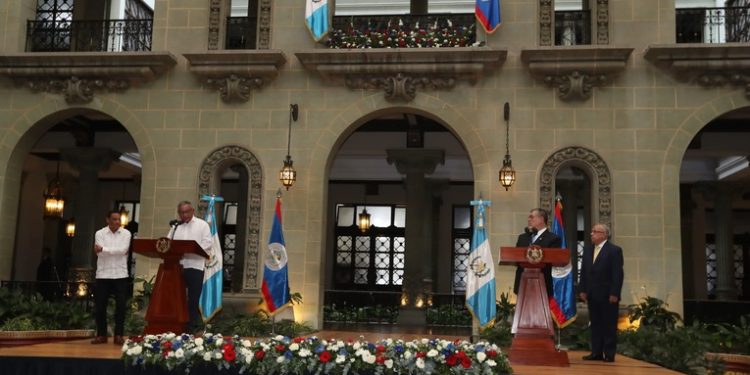 Canciller guatemalteco analiza avances en disputa territorial con Belice y la OEA
