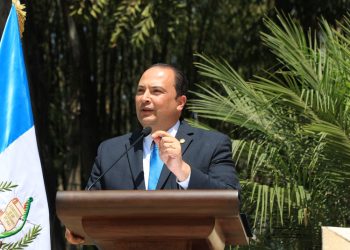 Canciller guatemalteco inicia proceso de invitaciones para el cambio de mando presidencial