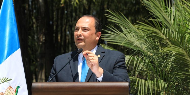 Canciller guatemalteco inicia proceso de invitaciones para el cambio de mando presidencial