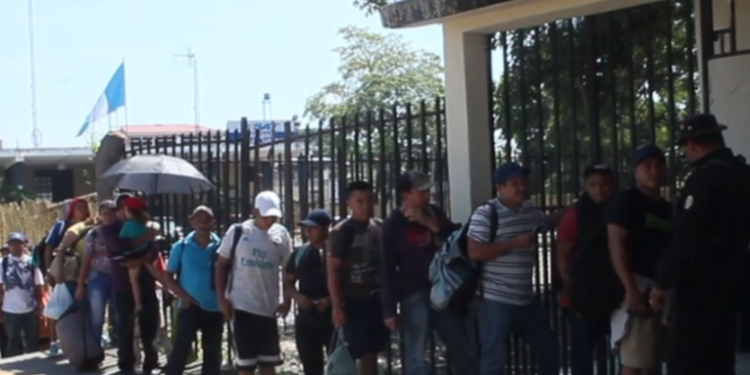 Cancillerí­a anuncia que la oficina para procesar solicitudes de migrantes solo atenderá a guatemaltecos