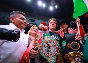 'Canelo' ílvarez defiende sus coronas de peso supermediano al derrotar a John Ryder
