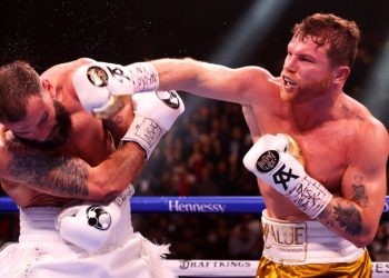 'Canelo' ílvarez noquea a Caleb Plant y hace historia al convertirse en el primer campeón indiscutible de la categorí­a de los pesos supermedianos.