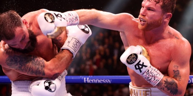 'Canelo' ílvarez noquea a Caleb Plant y hace historia al convertirse en el primer campeón indiscutible de la categoría de los pesos supermedianos.