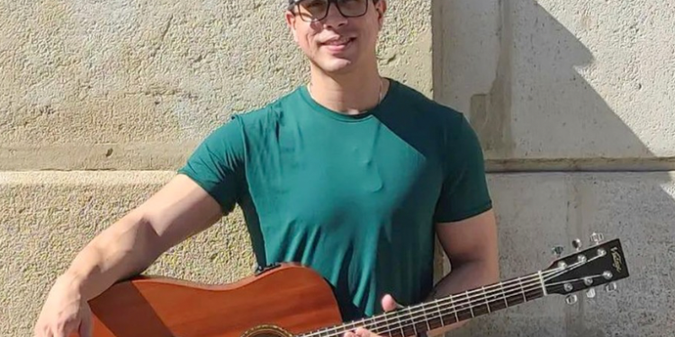 Cantante brasileño muere electrocutado cuando abrazaba a una fan