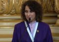 Cantautora Gaby Moreno es distinguida con la 'Orden Presidencial' como orgullo cultural de Guatemala