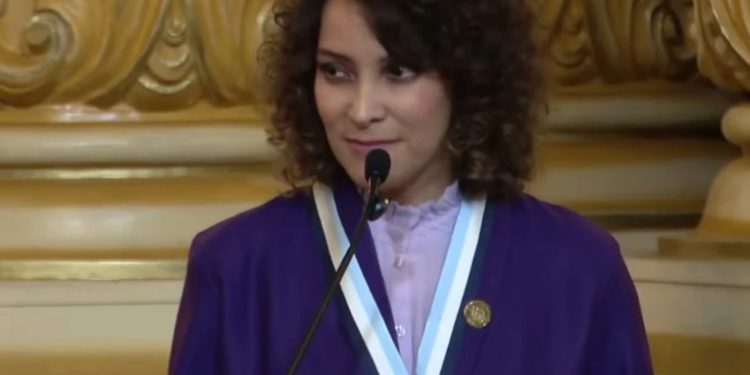 Cantautora Gaby Moreno es distinguida con la 'Orden Presidencial' como orgullo cultural de Guatemala