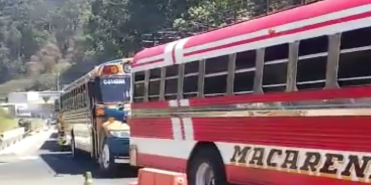 Caos vehicular en la ciudad por protestas y trabajos de recapeo