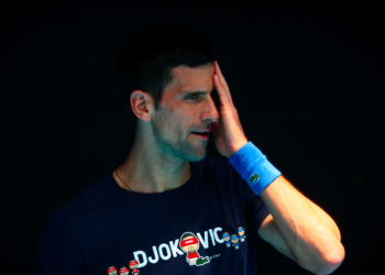 Captan al tenista serbio Novak Djokovic sin mascarilla en un avión tras ser deportado de Australia