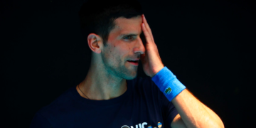 Captan al tenista serbio Novak Djokovic sin mascarilla en un avión tras ser deportado de Australia