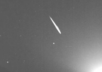 Captan un brillante meteoro de las gemínidas seguido de una potente explosión