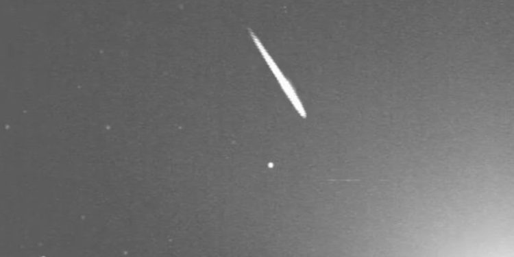 Captan un brillante meteoro de las gemínidas seguido de una potente explosión