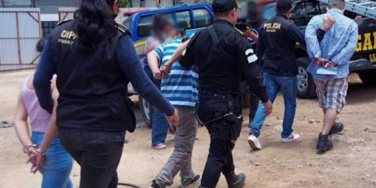 Capturan a 13 extorsionistas y notifican a 25 reos más